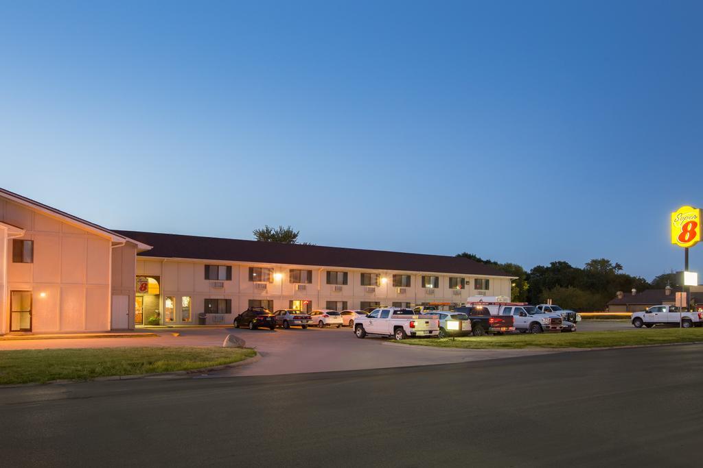 Super 8 by Wyndham Storm Lake Eksteriør bilde